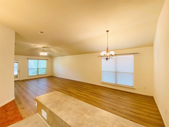 Foto del edificio - 5747 Wandering Creek Dr