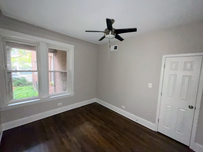 Foto del edificio - 3227 W Division St