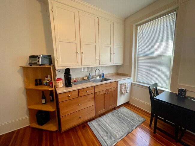 Building Photo - 25 Parkman St