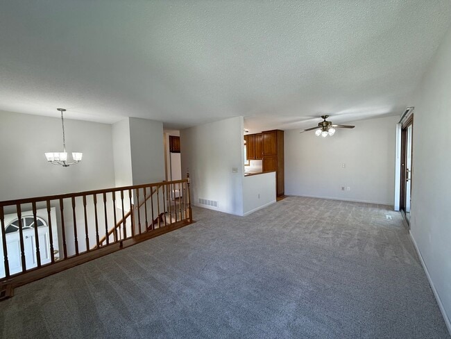 Building Photo - Woodbury 3 Bed 2 Bath Single Family Home
