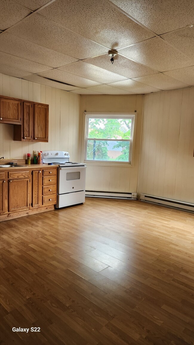 Kitchen with stove and fridge - 3247 Faronia St