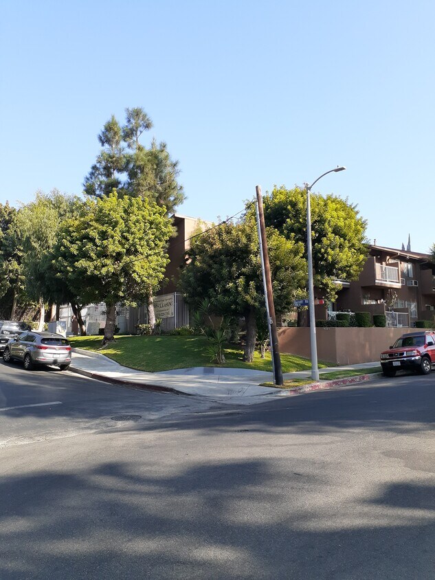 Exterior (corner lot) - 5161 Huntington Dr N