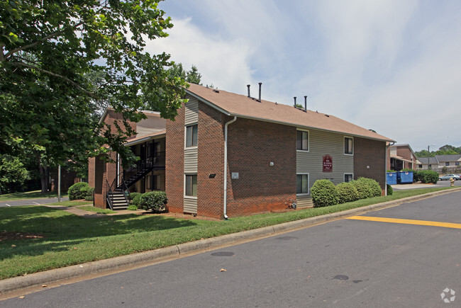 Building Photo - Hillcrest Apartments