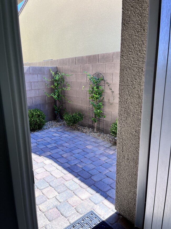 Courtyard - 118 Nine Mile Creek Dr
