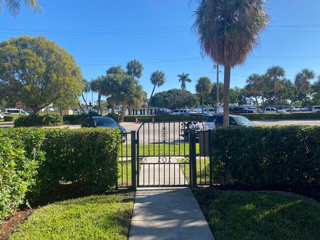 Building Photo - 101 S Golfview Rd