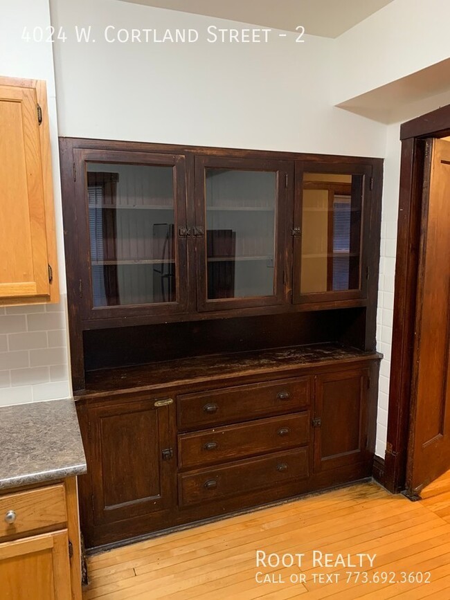 Building Photo - Hermosa Top Floor 1 Bed / 1 Bath Apartment...