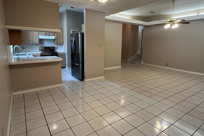 Building Photo - 1603 Sherwood Dr