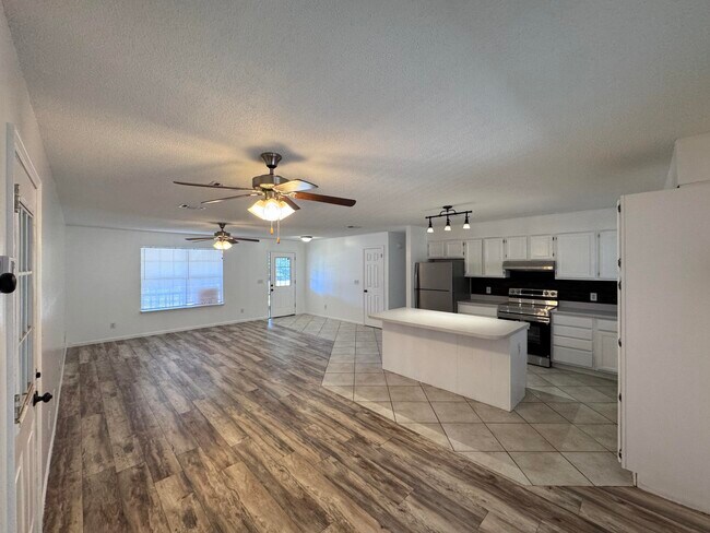 Foto del edificio - 6868 E Bay Blvd