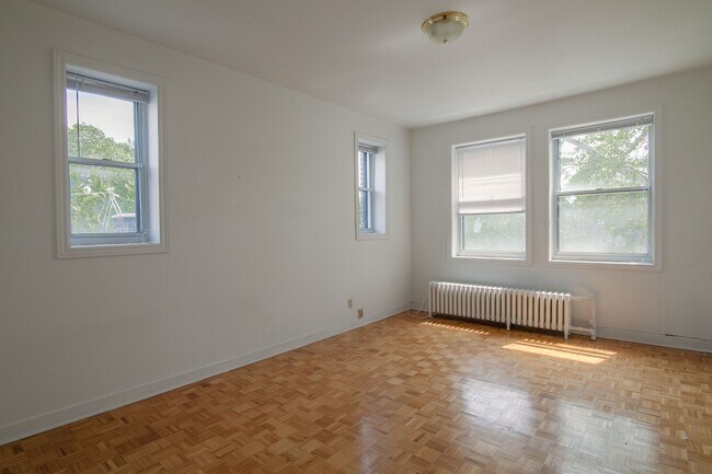 Building Photo - 5530 Cote Saint-Luc Road