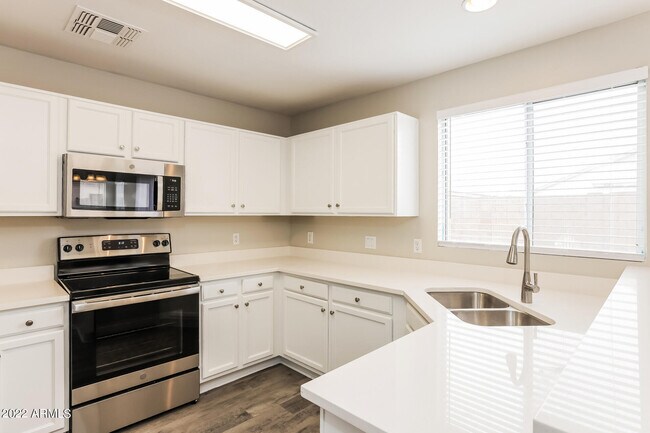 Building Photo - 12622 W Paradise Dr