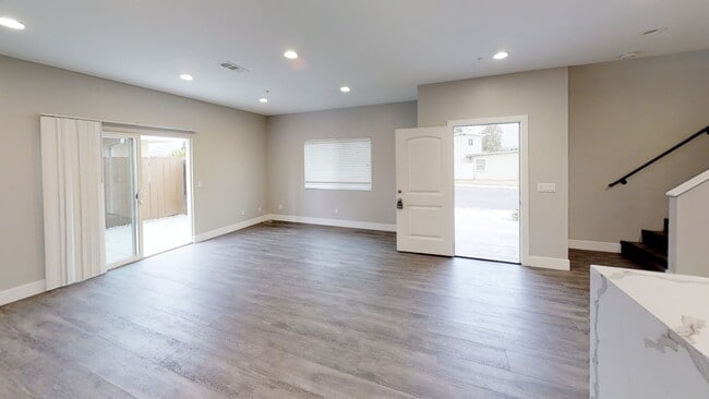 Foto del edificio - 7BD/5BA, LOTS of Parking!!