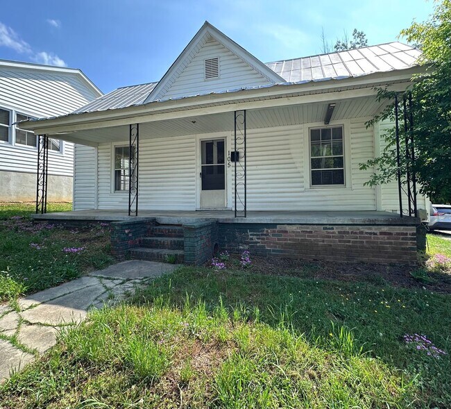 Building Photo - Availalble in January! Historic 3 Bedroom Mill House in Downtown Hillsborough!