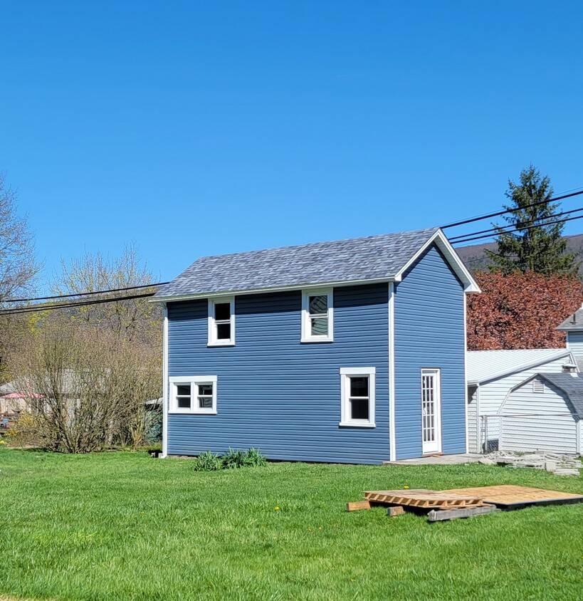 Bi-level tiny house - 14208 Temple St