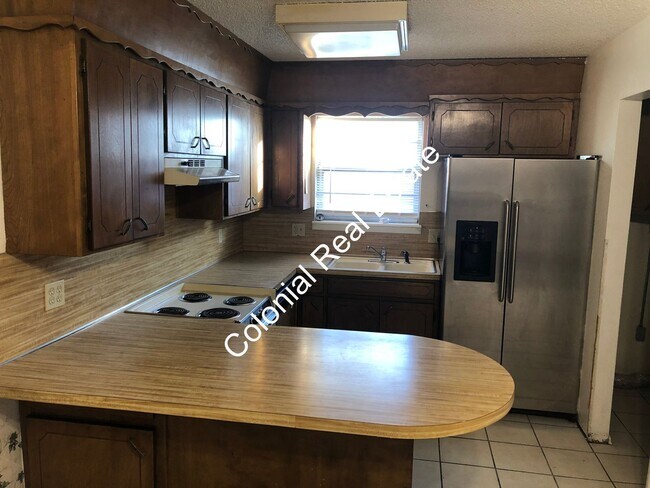 Building Photo - 3-bedroom 2-bathroom