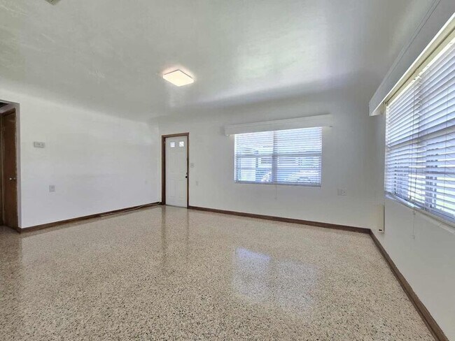 Building Photo - 127 E Beacon Rd