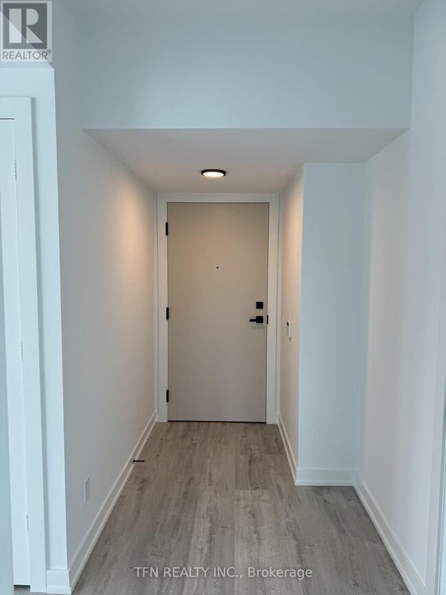 Building Photo - 327 King St W