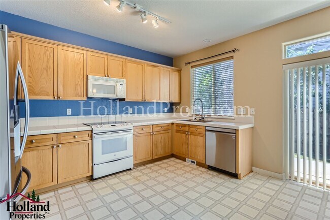 Building Photo - Lovely 3 bedroom home in a great location ...