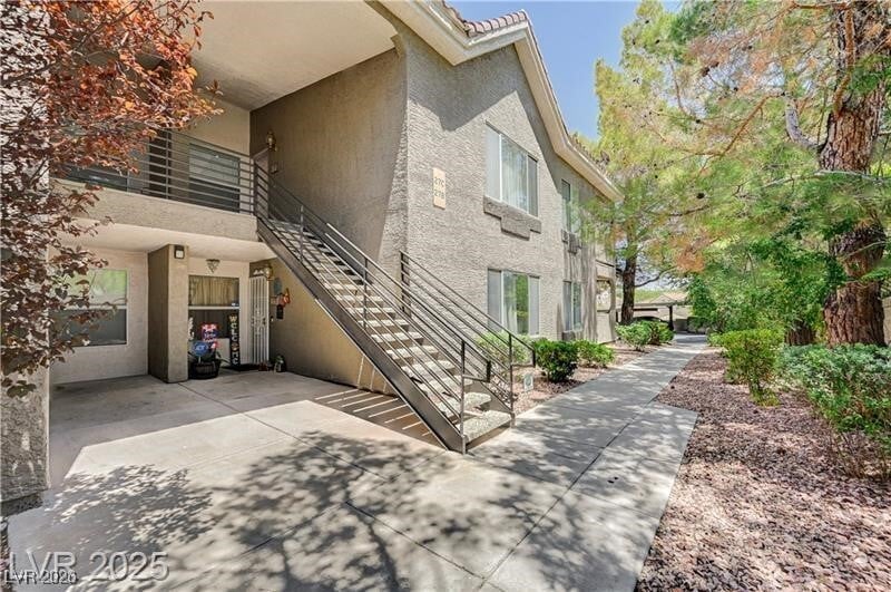 Building Photo - 700 Capri Dr