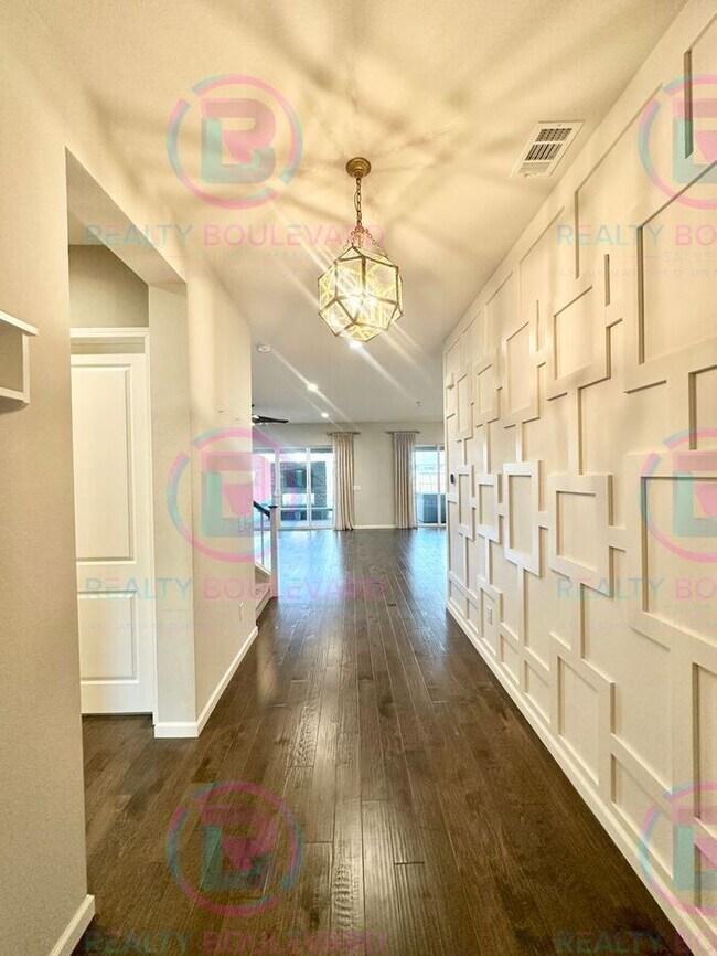 Foto del edificio - 5 Bedroom 3 Car Garage Home with Spa-Like Primary Suite & Resort-Style Backyard with Office, Loft...