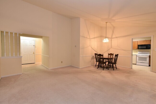 Foto del edificio - Big and Beautiful 2 Bedroom, 2 Full Bathroom, North Bethesda Condo!