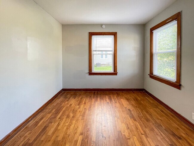 Foto del edificio - PRELEASING for AUGUST! Close to Campus: In...