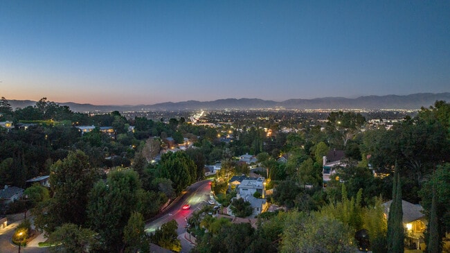 Building Photo - 3920 Knobhill Dr
