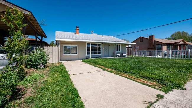 Building Photo - 11 4th Ave