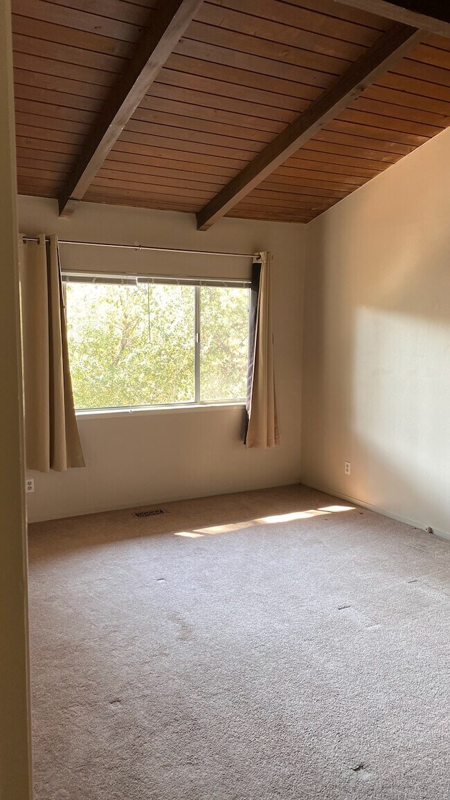Dormitorio 2: 3,5 m x 5,2 m, armario de 2,7 m - 769 Pedro Ave