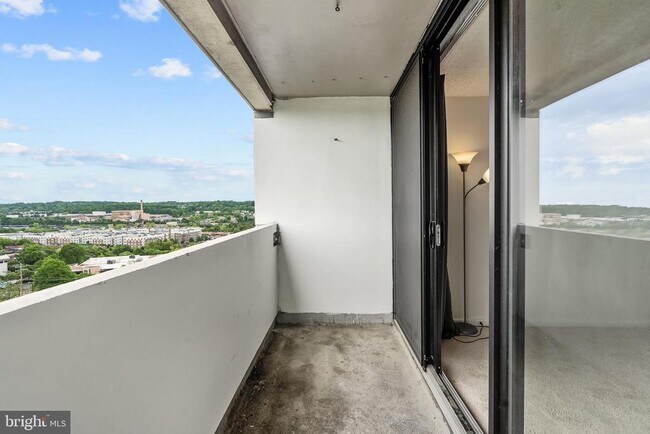 Foto del edificio - 5911 Edsall Rd