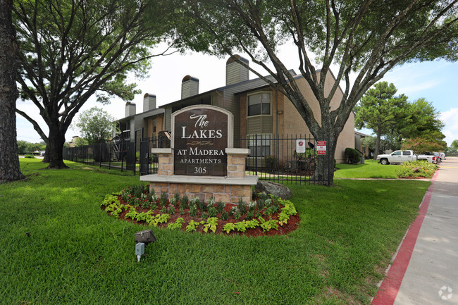 Building Photo - Lakes at Madera