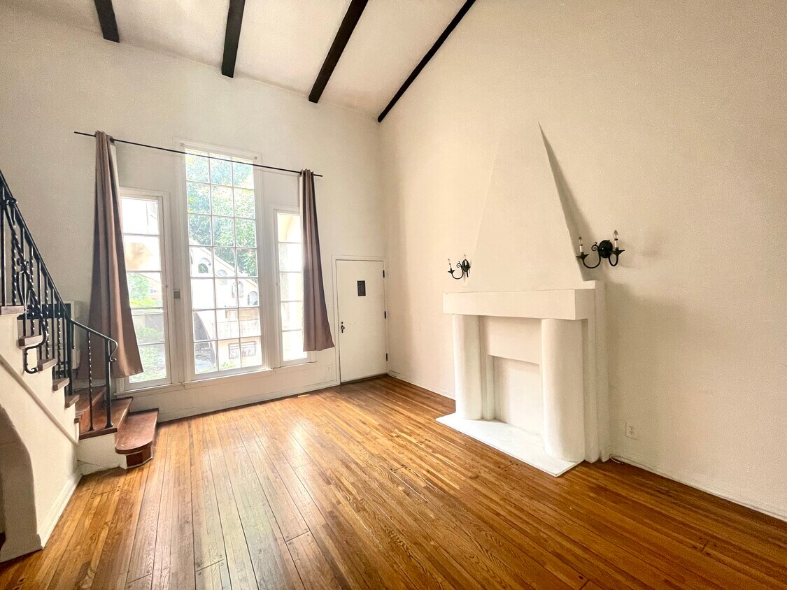 Primary Photo - 226 S Fuller Ave