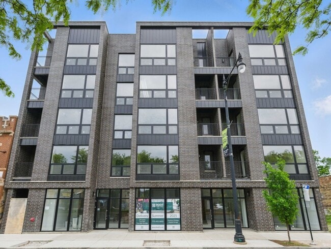 Foto del edificio - 3045 W Irving Park Rd