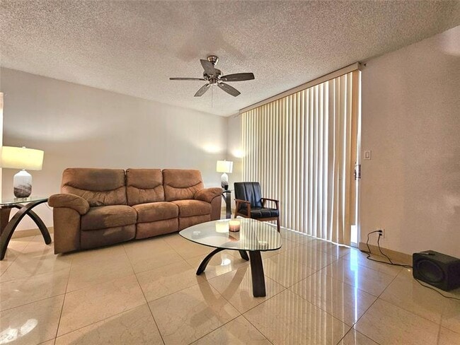 Foto del edificio - 701 Lyons Rd