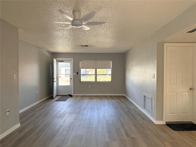 Foto del edificio - 8437 Luray Dr