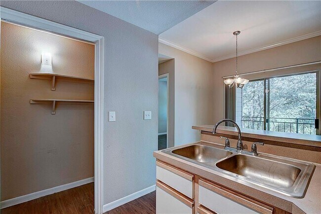 Foto del edificio - 6000 Shepherd Mountain Cove