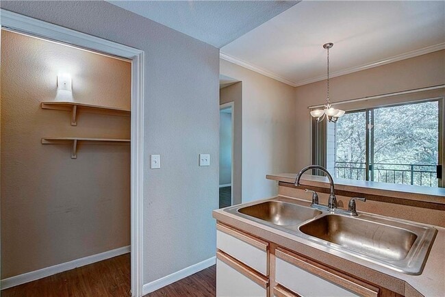 Building Photo - 6000 Shepherd Mountain Cove