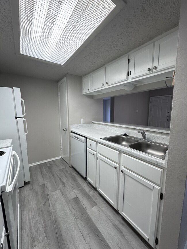 Building Photo - 2210 Capitan Dr