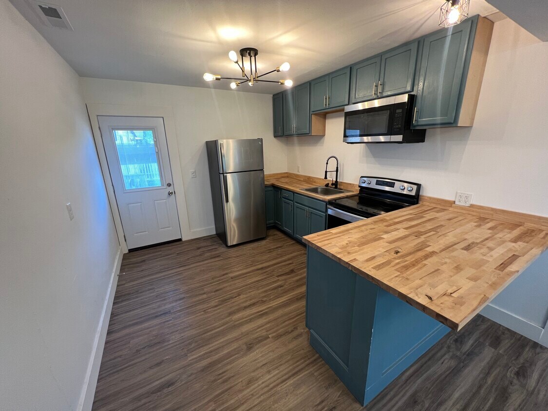 Foto principal - SIx Unit (1410 E 5th)