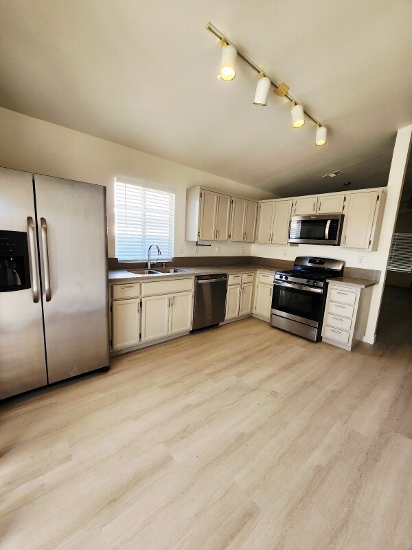 Foto del edificio - 8472 W Gilmore Ave