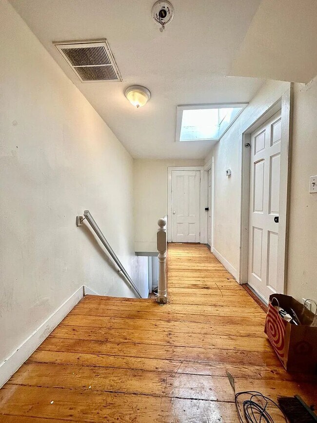 Foto del edificio - HOLY SMOKES!!  8 BED/3.5 BATH TOWNHOUSE IN ALLSTON