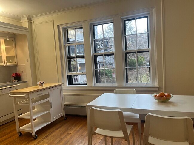 Building Photo - 988 Memorial Dr