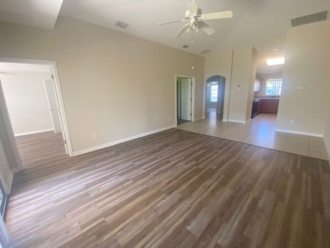 Foto del edificio - Great 3/2/1 duplex with a private driveway...