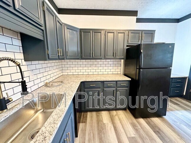 Building Photo - 126 7th St