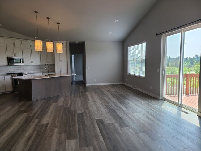 Foto del edificio - Four Bedroom Three Bath Single Family Home