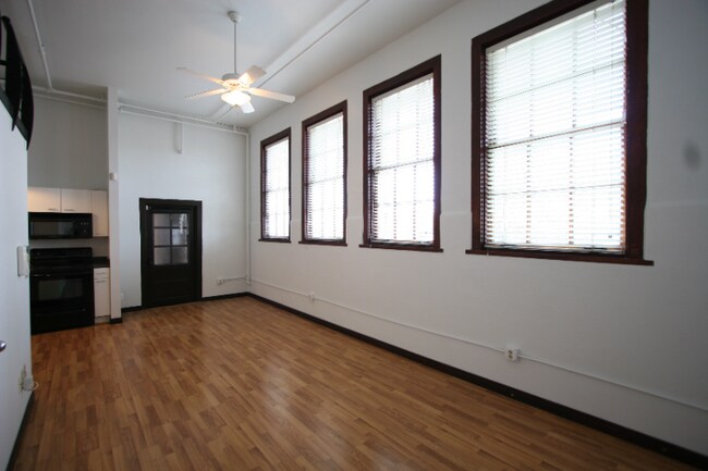 Foto del edificio - 301 Central Ave NE