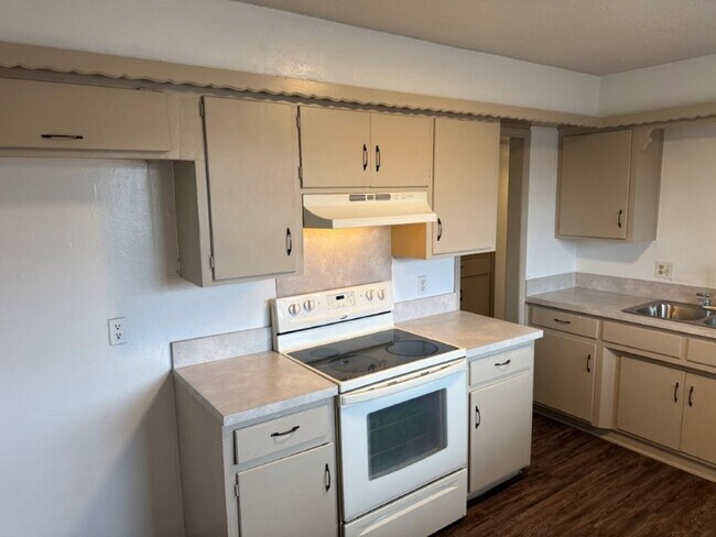 Foto del edificio - 2 bed 2 bath duplex refreshed with new flo...