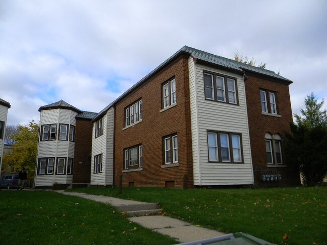 Foto del edificio - 3069-3073 N Sherman Blvd