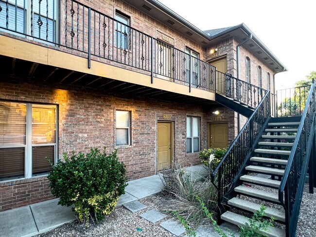 Foto del edificio - Spacious 2-Story Condo with Pool: Your Ide...