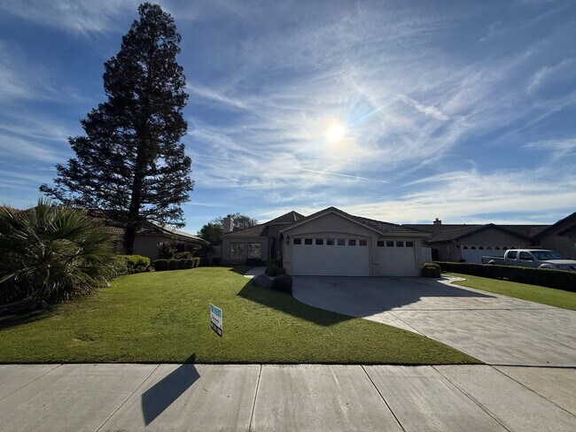 Foto del edificio - Elegant 3-Bedroom Home in Seven Oaks