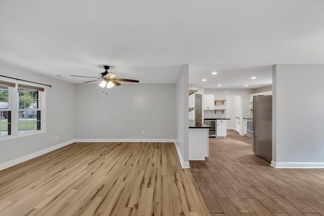 Foto del edificio - Large Ranch Home with 3BR/ 2 Bath with an Extra Bonus Room!